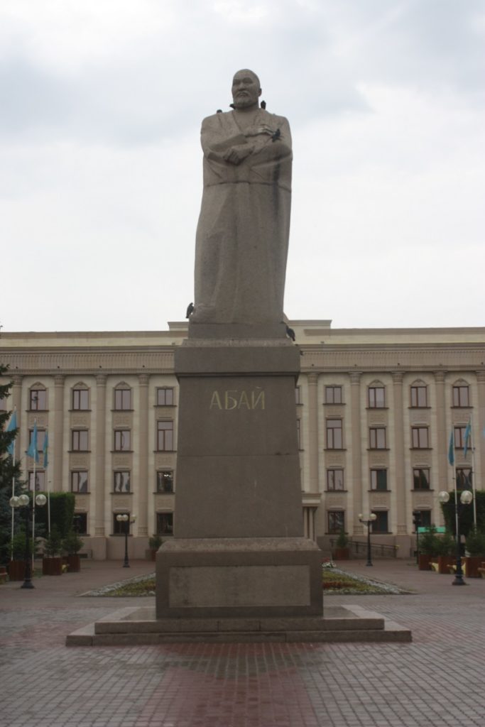 Абай Құнанбаев ескерткіші және екі фонтан (гранит)